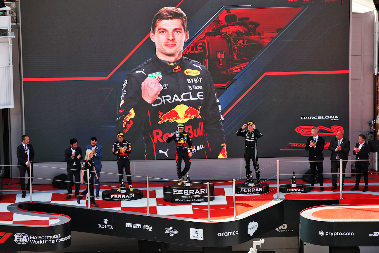 GP SPAGNA, The podium (L to R): Sergio Perez (MEX) Red Bull Racing, second; Max Verstappen (NLD) Red Bull Racing, vincitore; George Russell (GBR) Mercedes AMG F1, third.
22.05.2022. Formula 1 World Championship, Rd 6, Spanish Grand Prix, Barcelona, Spain, Gara Day.
 - www.xpbimages.com, EMail: requests@xpbimages.com © Copyright: Coates / XPB Images