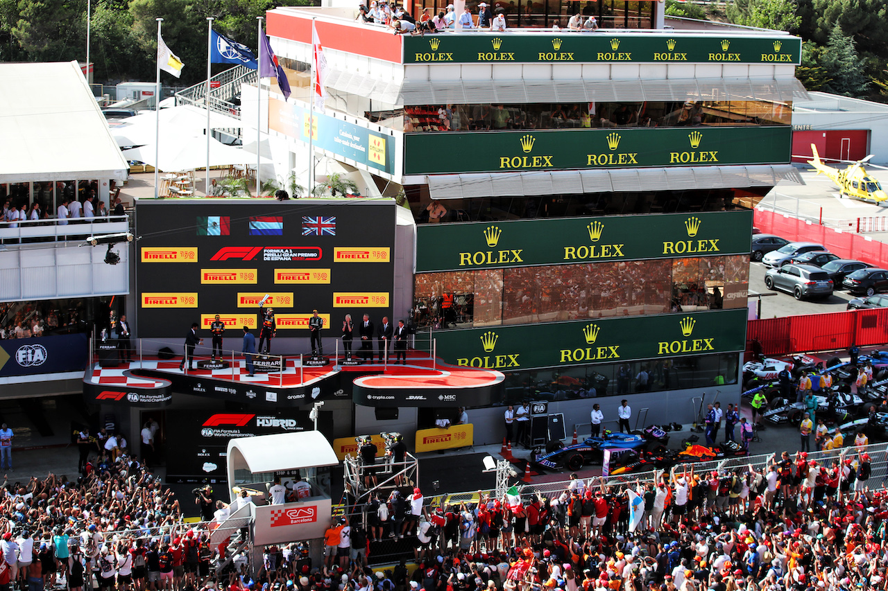 GP SPAGNA, The podium (L to R): Sergio Perez (MEX) Red Bull Racing, second; Max Verstappen (NLD) Red Bull Racing, vincitore; George Russell (GBR) Mercedes AMG F1, third.
22.05.2022. Formula 1 World Championship, Rd 6, Spanish Grand Prix, Barcelona, Spain, Gara Day.
 - www.xpbimages.com, EMail: requests@xpbimages.com © Copyright: Coates / XPB Images