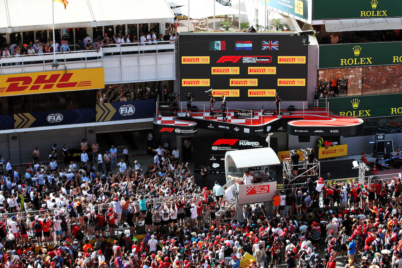 GP SPAGNA, The podium: Sergio Perez (MEX) Red Bull Racing, second; Max Verstappen (NLD) Red Bull Racing, vincitore; George Russell (GBR) Mercedes AMG F1, third.
22.05.2022. Formula 1 World Championship, Rd 6, Spanish Grand Prix, Barcelona, Spain, Gara Day.
 - www.xpbimages.com, EMail: requests@xpbimages.com © Copyright: Coates / XPB Images