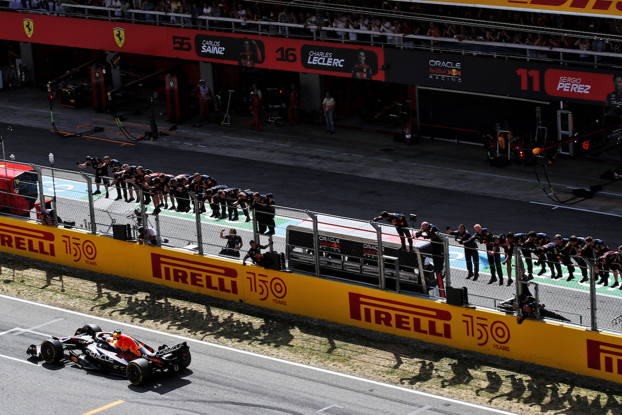 GP SPAGNA, Gara winner Max Verstappen (NLD) Red Bull Racing RB18 passes his team at the end of the race.
22.05.2022. Formula 1 World Championship, Rd 6, Spanish Grand Prix, Barcelona, Spain, Gara Day.
 - www.xpbimages.com, EMail: requests@xpbimages.com © Copyright: Coates / XPB Images