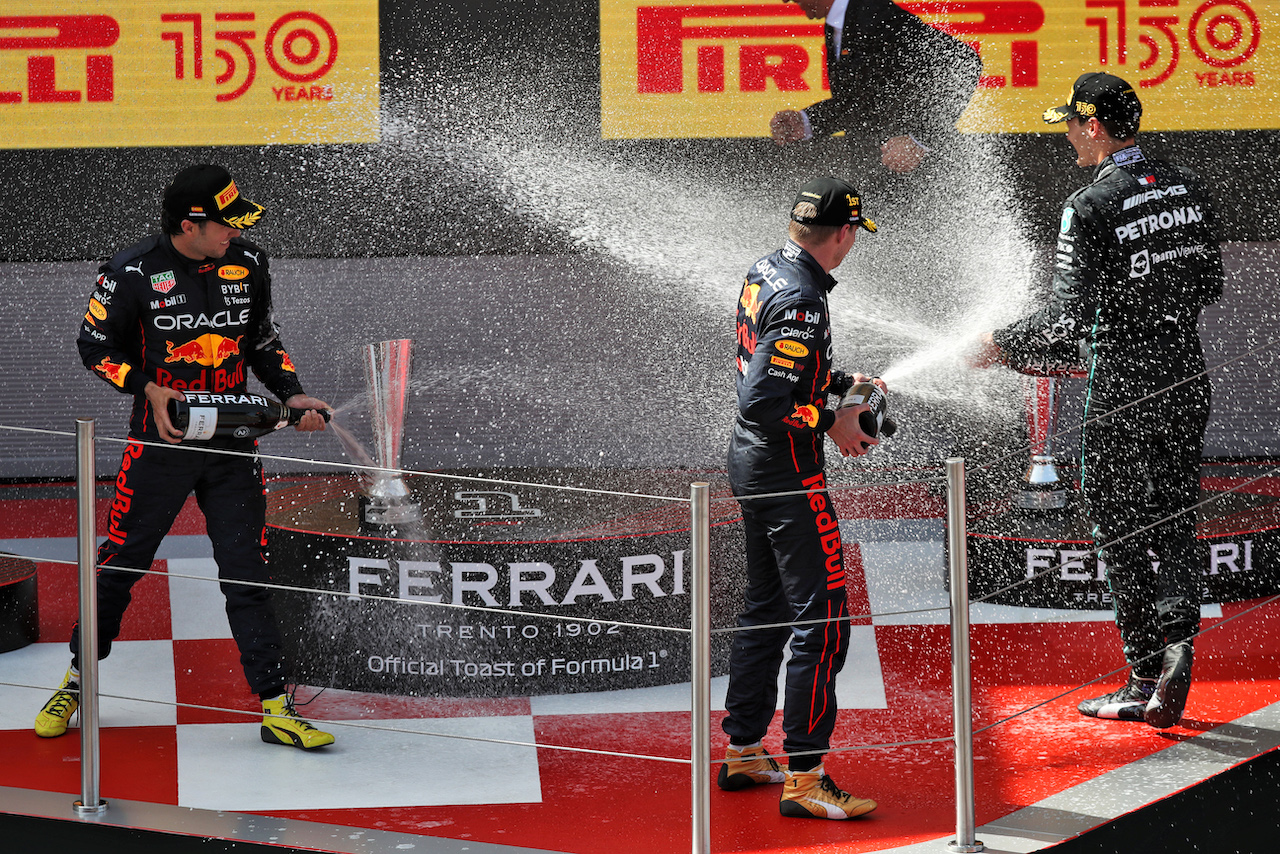 GP SPAGNA, The podium (L to R): Sergio Perez (MEX) Red Bull Racing, second; Max Verstappen (NLD) Red Bull Racing, vincitore; George Russell (GBR) Mercedes AMG F1, third.
22.05.2022. Formula 1 World Championship, Rd 6, Spanish Grand Prix, Barcelona, Spain, Gara Day.
 - www.xpbimages.com, EMail: requests@xpbimages.com © Copyright: Coates / XPB Images