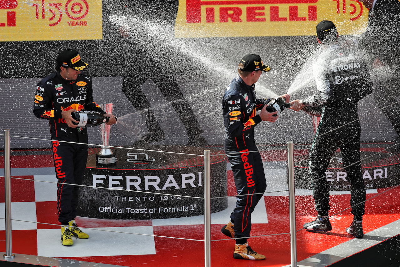 GP SPAGNA, The podium (L to R): Sergio Perez (MEX) Red Bull Racing, second; Max Verstappen (NLD) Red Bull Racing, vincitore; George Russell (GBR) Mercedes AMG F1, third.
22.05.2022. Formula 1 World Championship, Rd 6, Spanish Grand Prix, Barcelona, Spain, Gara Day.
 - www.xpbimages.com, EMail: requests@xpbimages.com © Copyright: Coates / XPB Images
