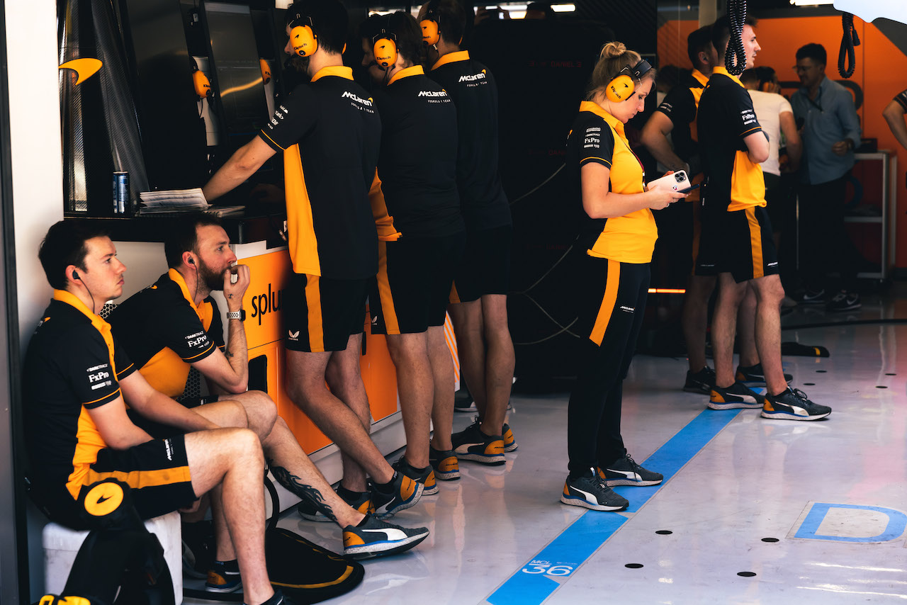 GP SPAGNA, McLaren pit garage.
22.05.2022. Formula 1 World Championship, Rd 6, Spanish Grand Prix, Barcelona, Spain, Gara Day.
- www.xpbimages.com, EMail: requests@xpbimages.com © Copyright: Bearne / XPB Images