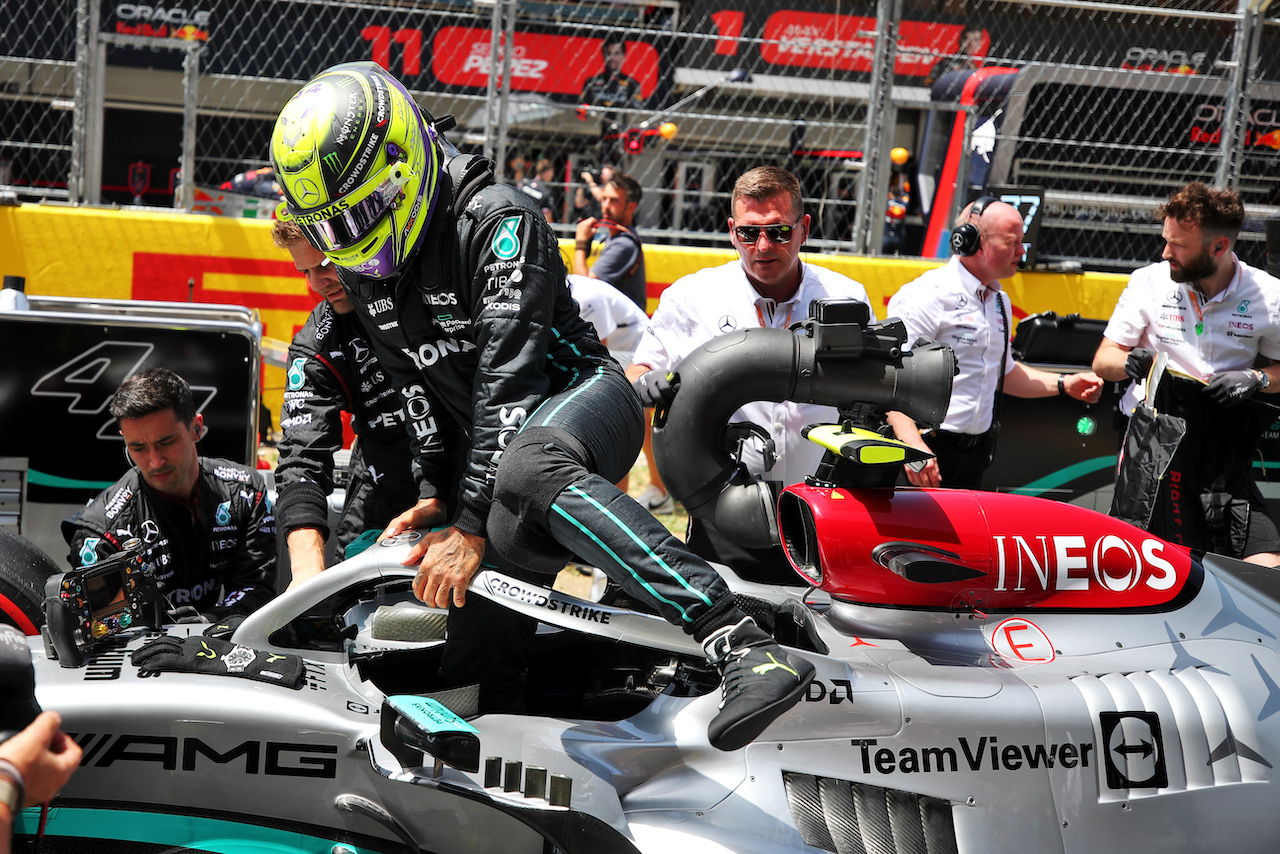 GP SPAGNA, Lewis Hamilton (GBR) Mercedes AMG F1 W13 on the grid.
22.05.2022. Formula 1 World Championship, Rd 6, Spanish Grand Prix, Barcelona, Spain, Gara Day.
 - www.xpbimages.com, EMail: requests@xpbimages.com © Copyright: Coates / XPB Images
