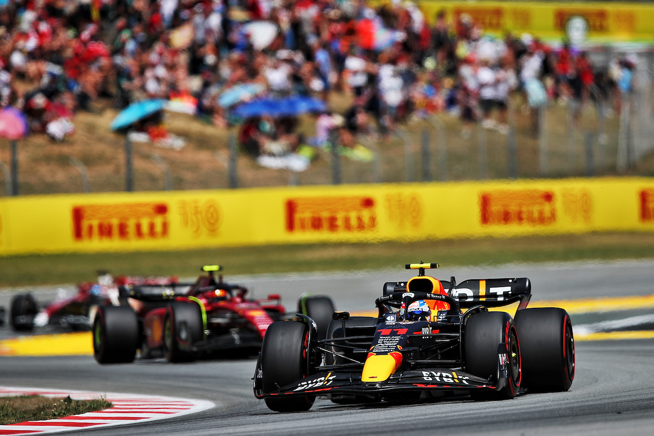 GP SPAGNA, Sergio Perez (MEX) Red Bull Racing RB18.
22.05.2022. Formula 1 World Championship, Rd 6, Spanish Grand Prix, Barcelona, Spain, Gara Day.
 - www.xpbimages.com, EMail: requests@xpbimages.com © Copyright: Coates / XPB Images