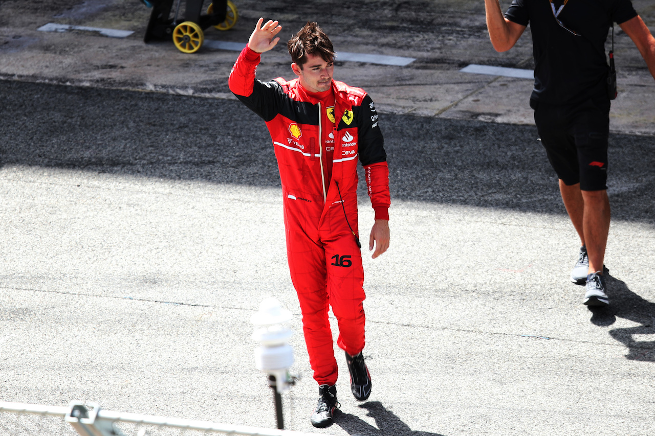 GP SPAGNA, Charles Leclerc (MON) Ferrari waves to the fans after he retired from the race.
22.05.2022. Formula 1 World Championship, Rd 6, Spanish Grand Prix, Barcelona, Spain, Gara Day.
 - www.xpbimages.com, EMail: requests@xpbimages.com © Copyright: Coates / XPB Images