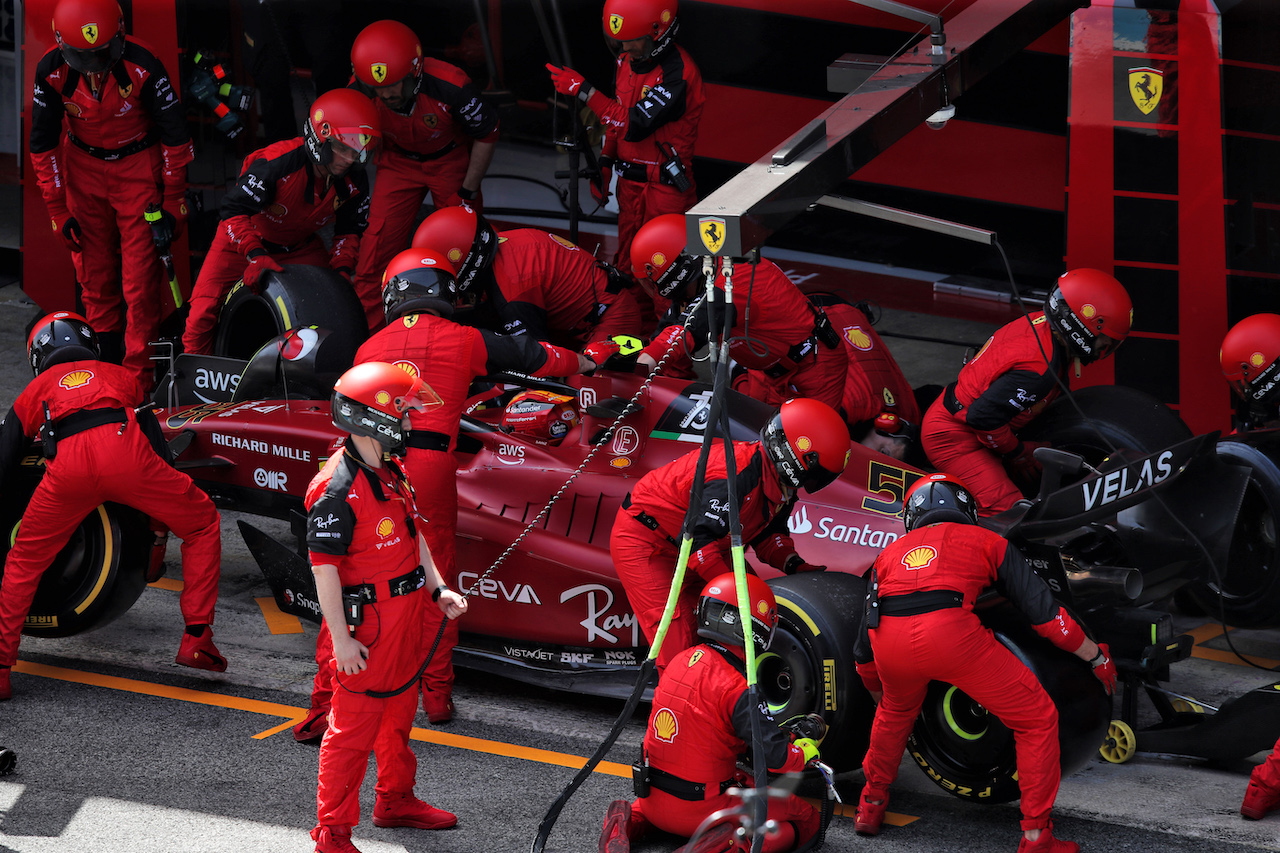 GP SPAGNA, Carlos Sainz Jr (ESP) Ferrari F1-75 makes a pit stop.
22.05.2022. Formula 1 World Championship, Rd 6, Spanish Grand Prix, Barcelona, Spain, Gara Day.
 - www.xpbimages.com, EMail: requests@xpbimages.com © Copyright: Coates / XPB Images