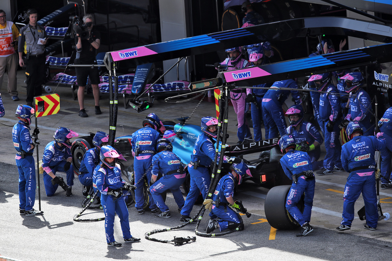 GP SPAGNA, Fernando Alonso (ESP) Alpine F1 Team A522 makes a pit stop.
22.05.2022. Formula 1 World Championship, Rd 6, Spanish Grand Prix, Barcelona, Spain, Gara Day.
 - www.xpbimages.com, EMail: requests@xpbimages.com © Copyright: Coates / XPB Images