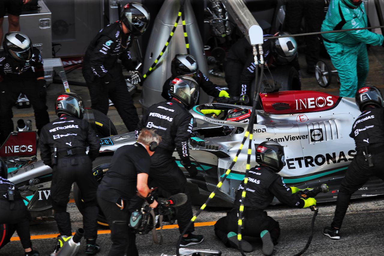 GP SPAGNA, George Russell (GBR) Mercedes AMG F1 W13 makes a pit stop.
22.05.2022. Formula 1 World Championship, Rd 6, Spanish Grand Prix, Barcelona, Spain, Gara Day.
 - www.xpbimages.com, EMail: requests@xpbimages.com © Copyright: Coates / XPB Images