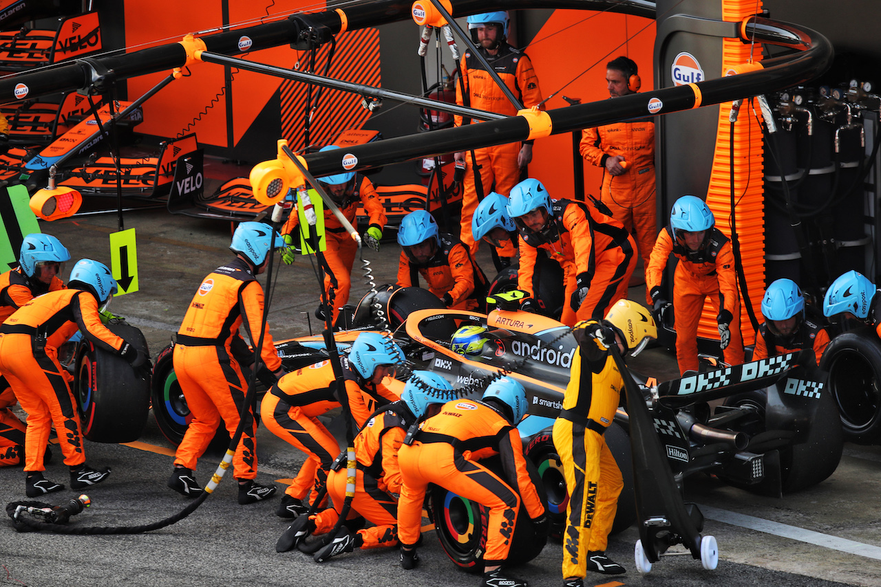 GP SPAGNA, Lando Norris (GBR) McLaren MCL36 makes a pit stop.
22.05.2022. Formula 1 World Championship, Rd 6, Spanish Grand Prix, Barcelona, Spain, Gara Day.
 - www.xpbimages.com, EMail: requests@xpbimages.com © Copyright: Coates / XPB Images