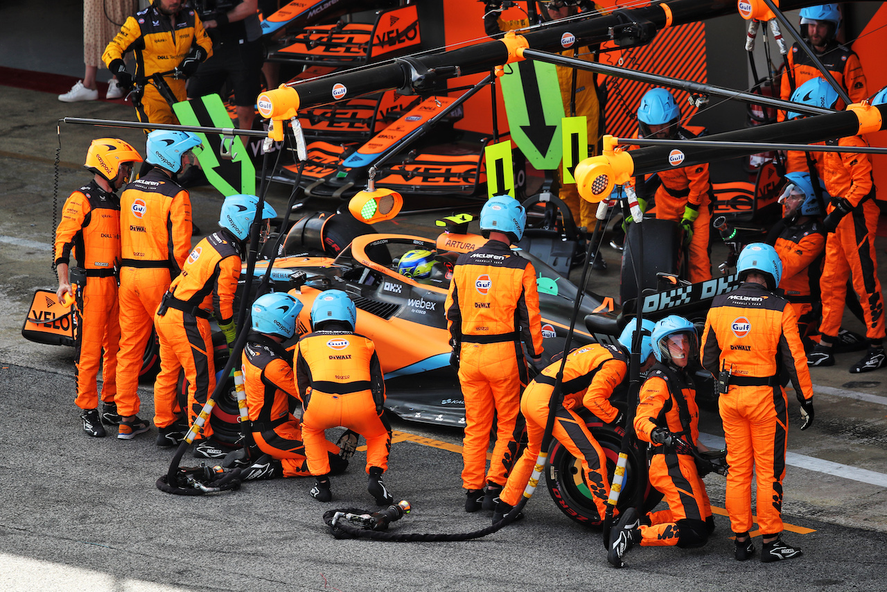 GP SPAGNA, Lando Norris (GBR) McLaren MCL36 makes a pit stop.
22.05.2022. Formula 1 World Championship, Rd 6, Spanish Grand Prix, Barcelona, Spain, Gara Day.
 - www.xpbimages.com, EMail: requests@xpbimages.com © Copyright: Coates / XPB Images