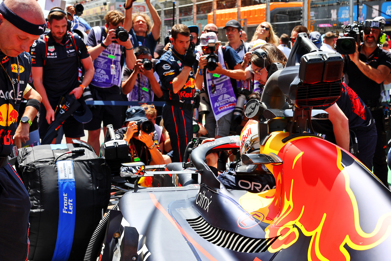 GP SPAGNA, Max Verstappen (NLD) Red Bull Racing RB18 on the grid.
22.05.2022. Formula 1 World Championship, Rd 6, Spanish Grand Prix, Barcelona, Spain, Gara Day.
- www.xpbimages.com, EMail: requests@xpbimages.com © Copyright: Batchelor / XPB Images