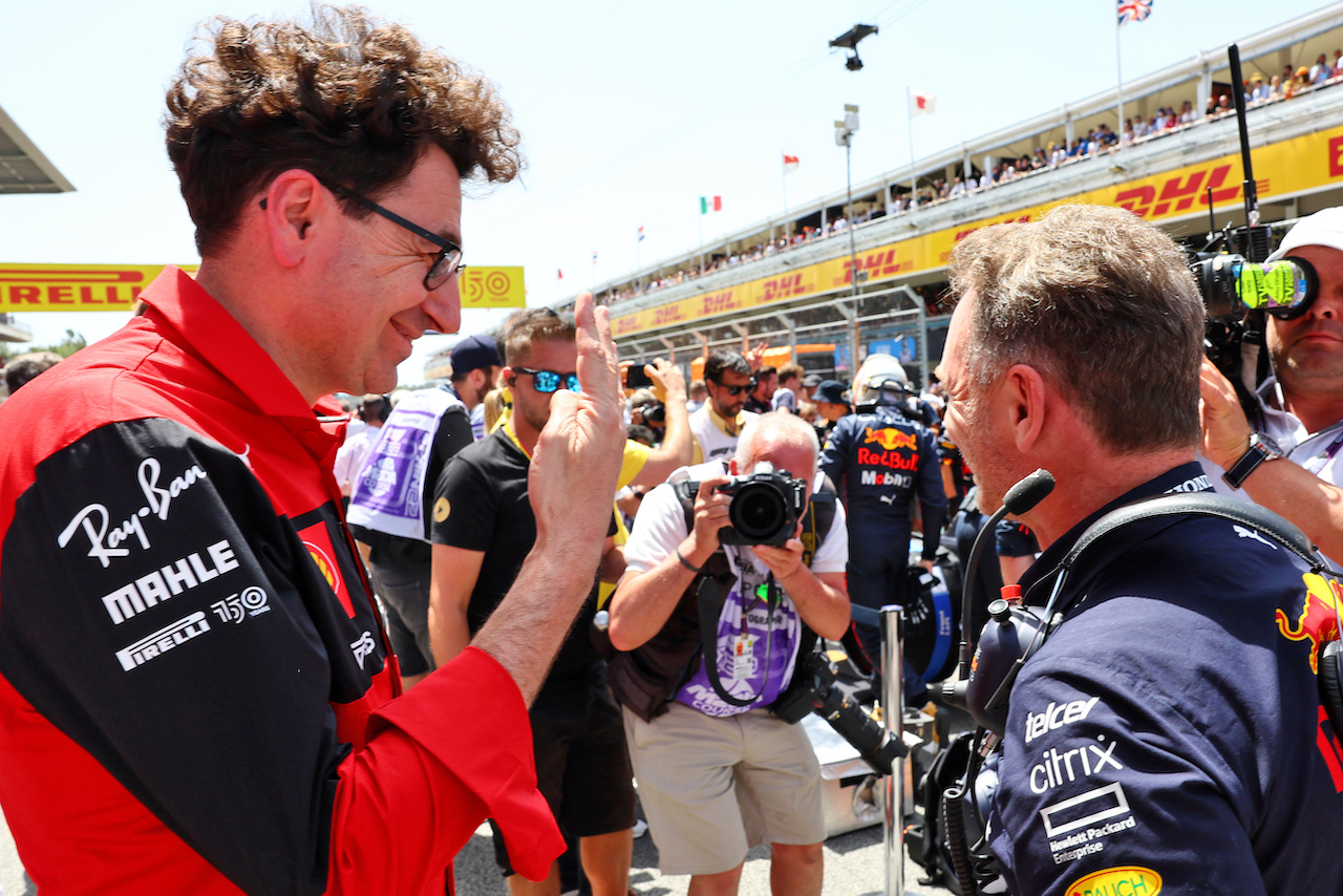 GP SPAGNA, (L to R): Mattia Binotto (ITA) Ferrari Team Principal with Christian Horner (GBR) Red Bull Racing Team Principal on the grid.
22.05.2022. Formula 1 World Championship, Rd 6, Spanish Grand Prix, Barcelona, Spain, Gara Day.
- www.xpbimages.com, EMail: requests@xpbimages.com © Copyright: Batchelor / XPB Images