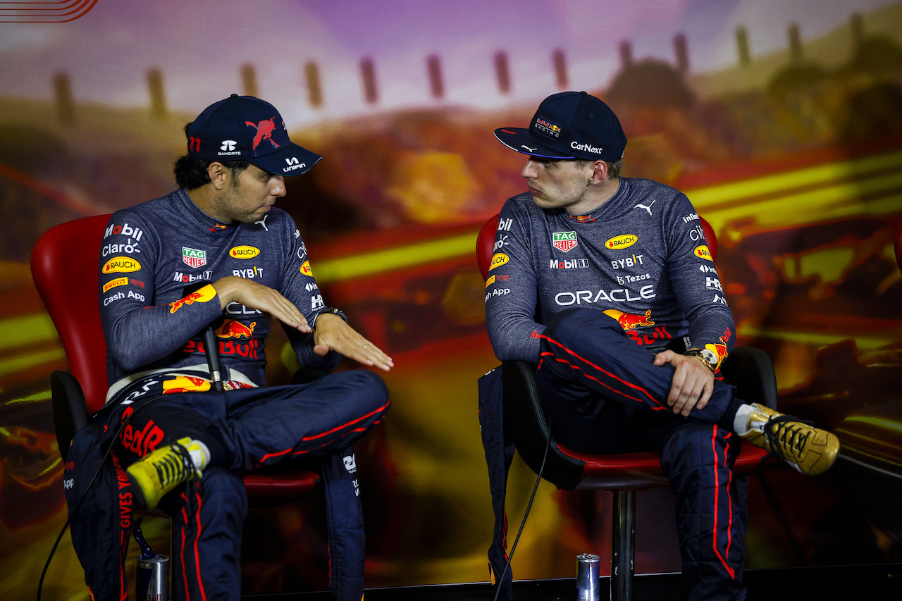 GP SPAGNA, (L to R): Sergio Perez (MEX) Red Bull Racing with Max Verstappen (NLD) Red Bull Racing in the post race FIA Press Conference.
22.05.2022. Formula 1 World Championship, Rd 6, Spanish Grand Prix, Barcelona, Spain, Gara Day.
- www.xpbimages.com, EMail: requests@xpbimages.com © Copyright: XPB Images