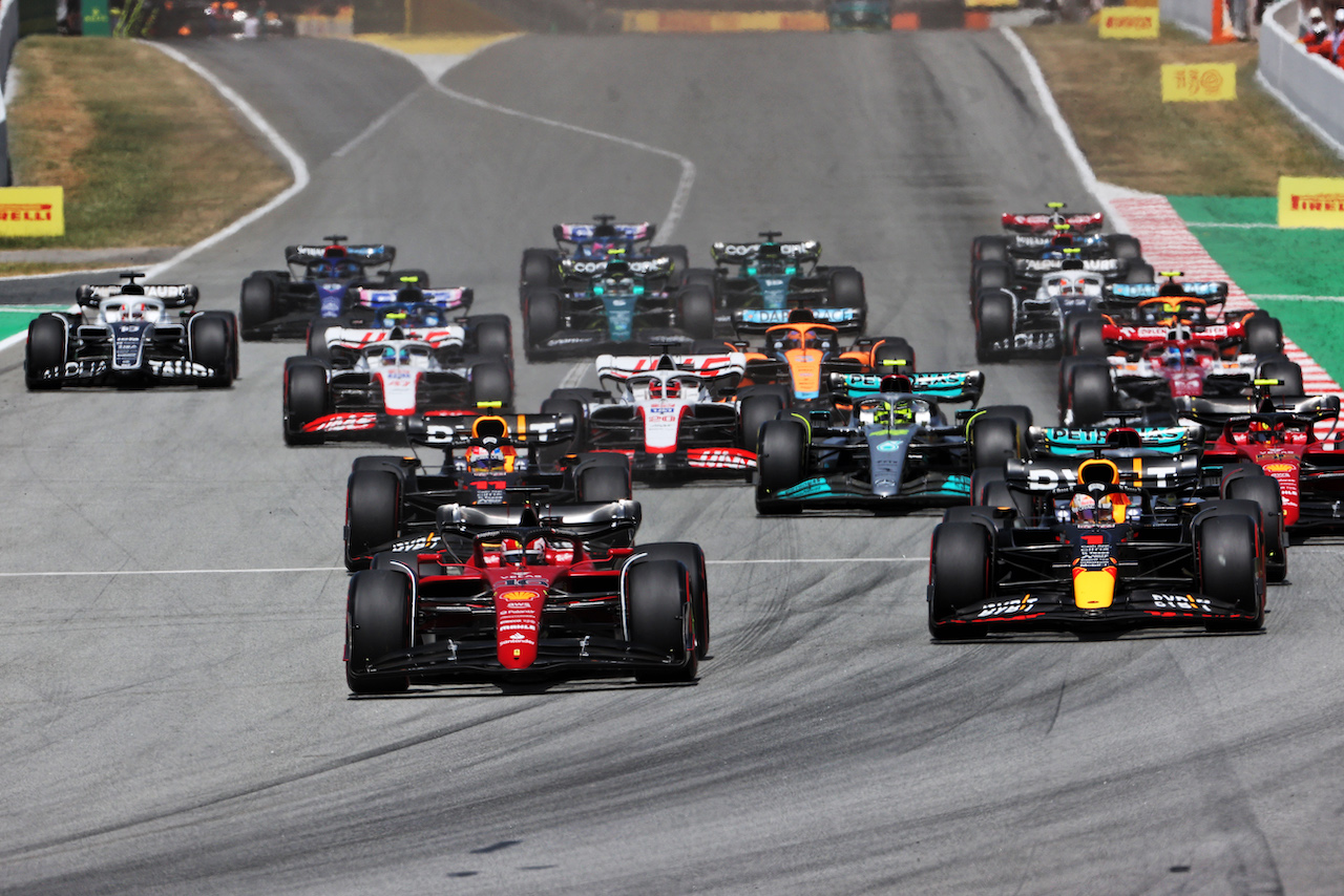 GP SPAGNA, Charles Leclerc (MON) Ferrari F1-75 davanti a Max Verstappen (NLD) Red Bull Racing RB18 at the partenza of the race.
22.05.2022. Formula 1 World Championship, Rd 6, Spanish Grand Prix, Barcelona, Spain, Gara Day.
- www.xpbimages.com, EMail: requests@xpbimages.com © Copyright: Charniaux / XPB Images
