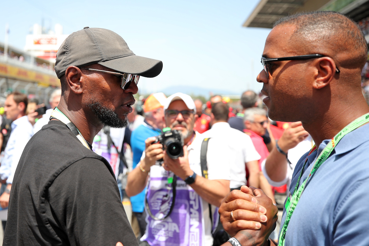 GP SPAGNA, (L to R): Eric Abidal (FRA) with fellow former football player Patrick Kluivert (NLD) on the grid.
22.05.2022. Formula 1 World Championship, Rd 6, Spanish Grand Prix, Barcelona, Spain, Gara Day.
 - www.xpbimages.com, EMail: requests@xpbimages.com © Copyright: Coates / XPB Images