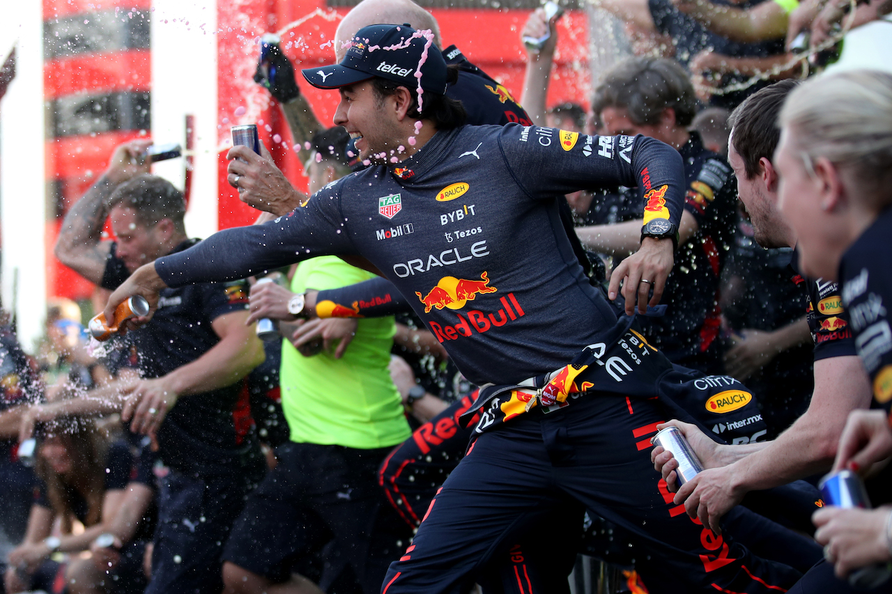 GP SPAGNA, Sergio Perez (MEX) Red Bull Racing at the post race team 1-2 celebration.
22.05.2022. Formula 1 World Championship, Rd 6, Spanish Grand Prix, Barcelona, Spain, Gara Day.
 - www.xpbimages.com, EMail: requests@xpbimages.com © Copyright: Coates / XPB Images