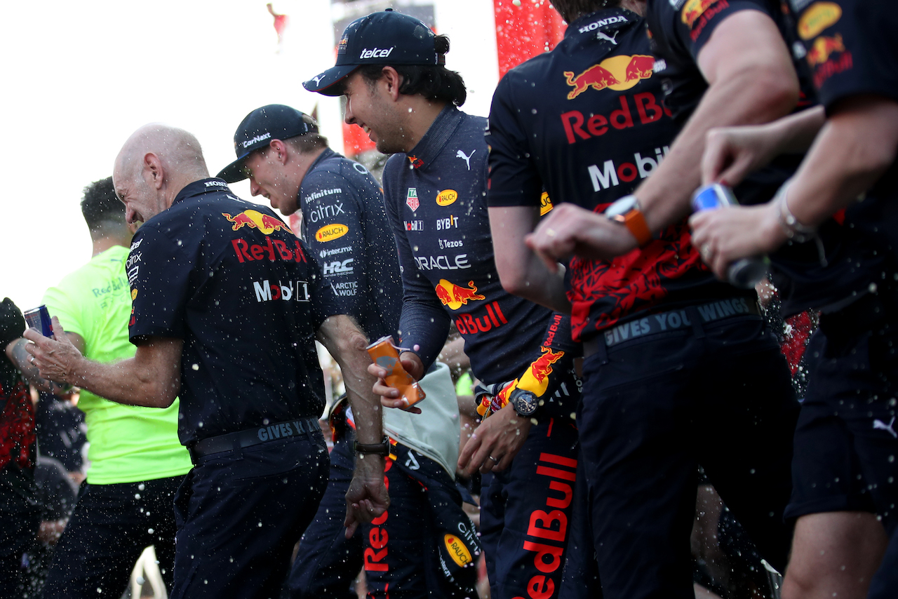 GP SPAGNA, Adrian Newey (GBR) Red Bull Racing Chief Technical Officer; Max Verstappen (NLD) Red Bull Racing; e Sergio Perez (MEX) Red Bull Racing at the post race team 1-2 celebration.
22.05.2022. Formula 1 World Championship, Rd 6, Spanish Grand Prix, Barcelona, Spain, Gara Day.
 - www.xpbimages.com, EMail: requests@xpbimages.com © Copyright: Coates / XPB Images