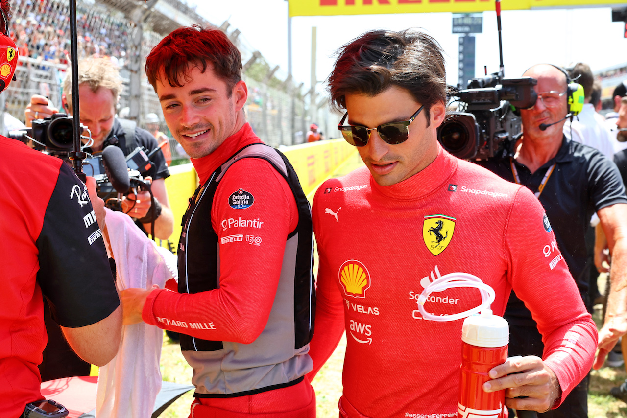 GP SPAGNA, Carlos Sainz Jr (ESP) Ferrari with team mate Charles Leclerc (MON) Ferrari on the grid..
22.05.2022. Formula 1 World Championship, Rd 6, Spanish Grand Prix, Barcelona, Spain, Gara Day.
- www.xpbimages.com, EMail: requests@xpbimages.com © Copyright: Batchelor / XPB Images