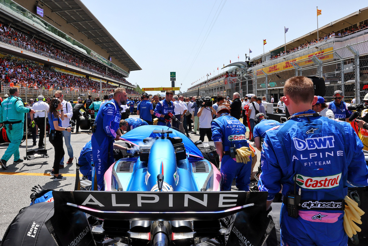 GP SPAGNA, Fernando Alonso (ESP) Alpine F1 Team A522 on the grid.
22.05.2022. Formula 1 World Championship, Rd 6, Spanish Grand Prix, Barcelona, Spain, Gara Day.
- www.xpbimages.com, EMail: requests@xpbimages.com © Copyright: Batchelor / XPB Images