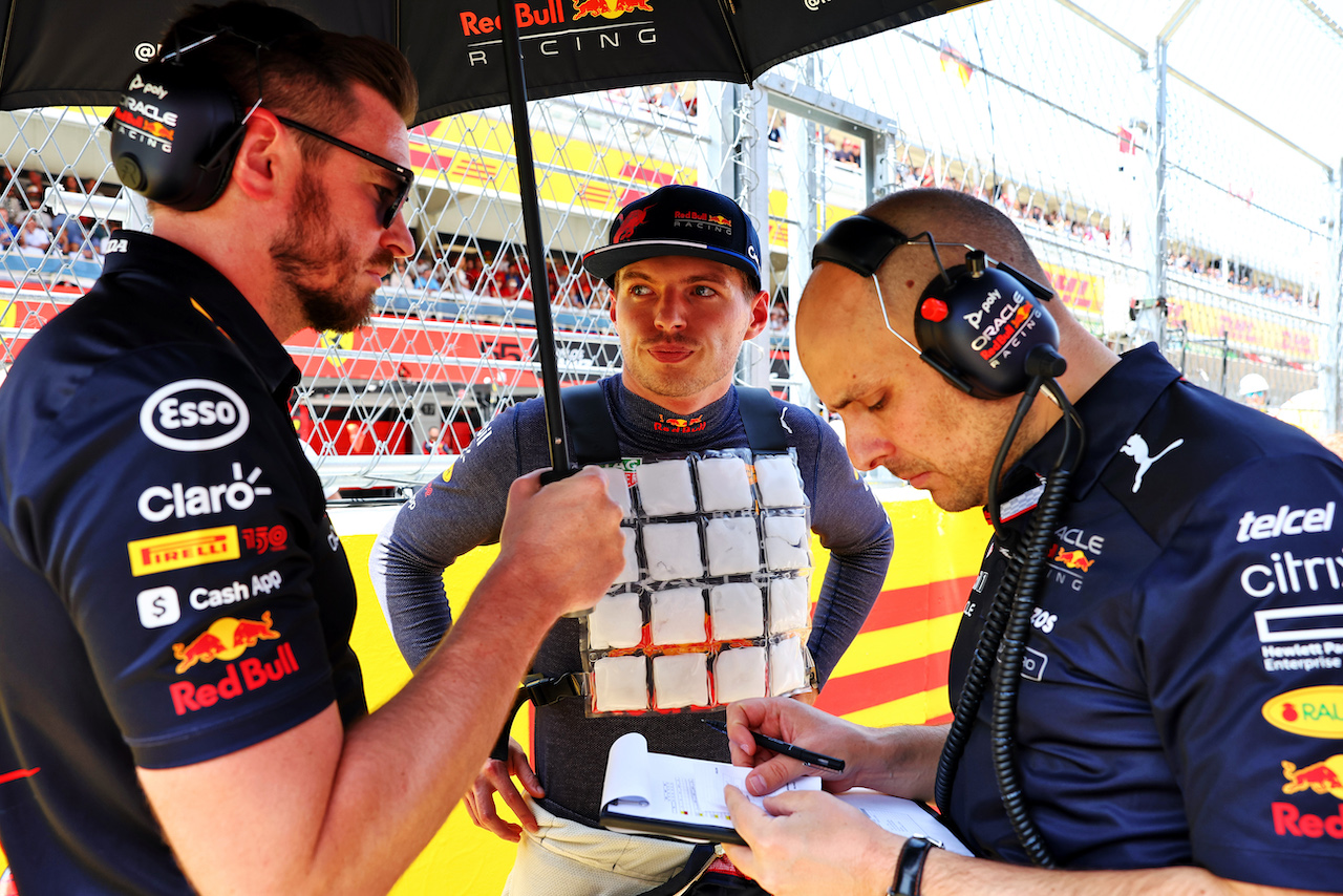 GP SPAGNA, Max Verstappen (NLD) Red Bull Racing on the grid.
22.05.2022. Formula 1 World Championship, Rd 6, Spanish Grand Prix, Barcelona, Spain, Gara Day.
- www.xpbimages.com, EMail: requests@xpbimages.com © Copyright: Batchelor / XPB Images
