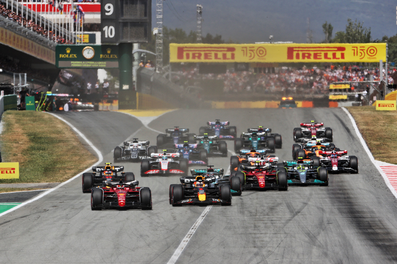 GP SPAGNA, Charles Leclerc (MON) Ferrari F1-75 davanti a Max Verstappen (NLD) Red Bull Racing RB18 at the partenza of the race.
22.05.2022. Formula 1 World Championship, Rd 6, Spanish Grand Prix, Barcelona, Spain, Gara Day.
- www.xpbimages.com, EMail: requests@xpbimages.com © Copyright: Charniaux / XPB Images