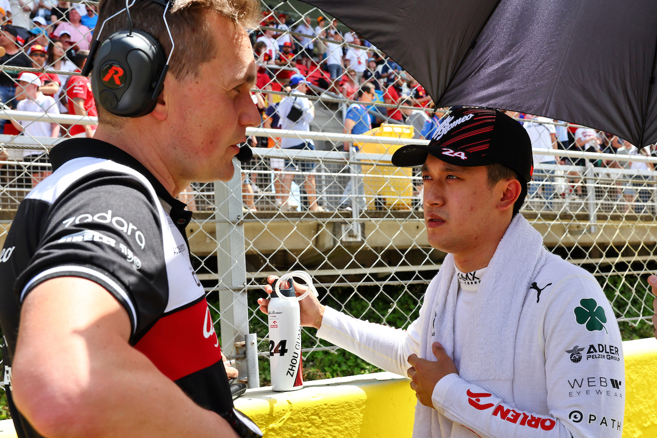 GP SPAGNA, Guanyu Zhou (CHN) Alfa Romeo F1 Team on the grid.
22.05.2022. Formula 1 World Championship, Rd 6, Spanish Grand Prix, Barcelona, Spain, Gara Day.
- www.xpbimages.com, EMail: requests@xpbimages.com © Copyright: Batchelor / XPB Images