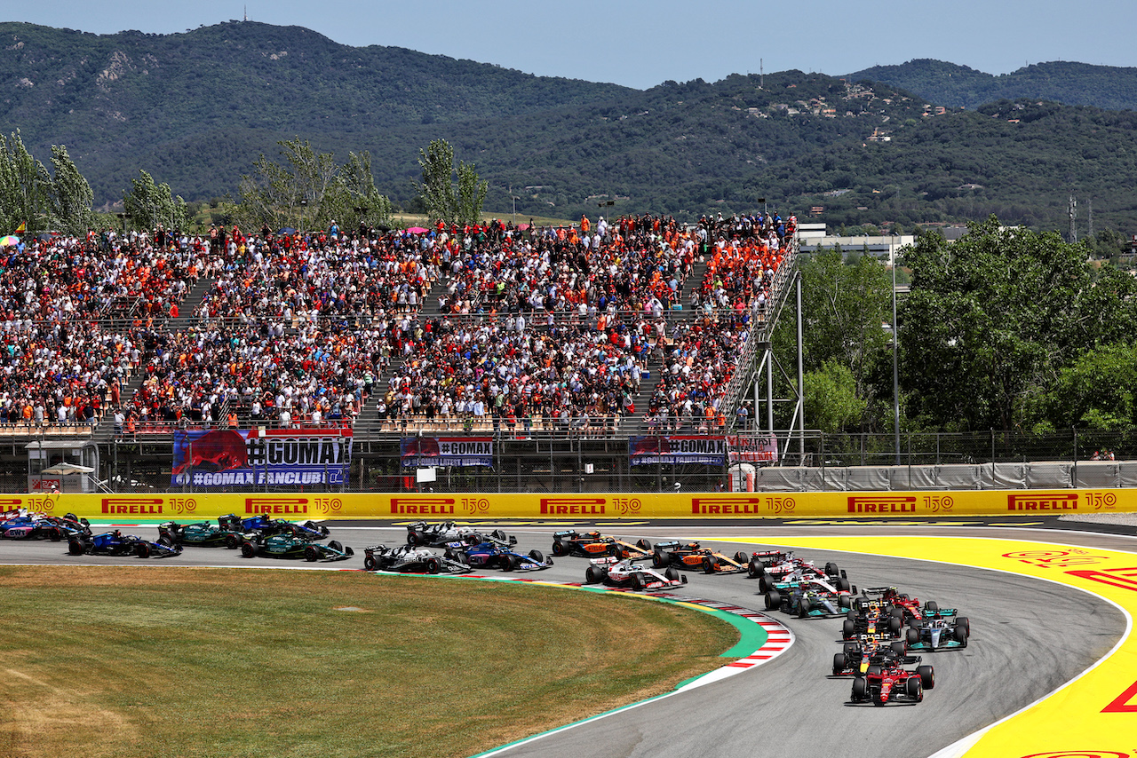 GP SPAGNA, Charles Leclerc (MON) Ferrari F1-75 davanti a at the partenza of the race.
22.05.2022. Formula 1 World Championship, Rd 6, Spanish Grand Prix, Barcelona, Spain, Gara Day.
- www.xpbimages.com, EMail: requests@xpbimages.com © Copyright: Batchelor / XPB Images