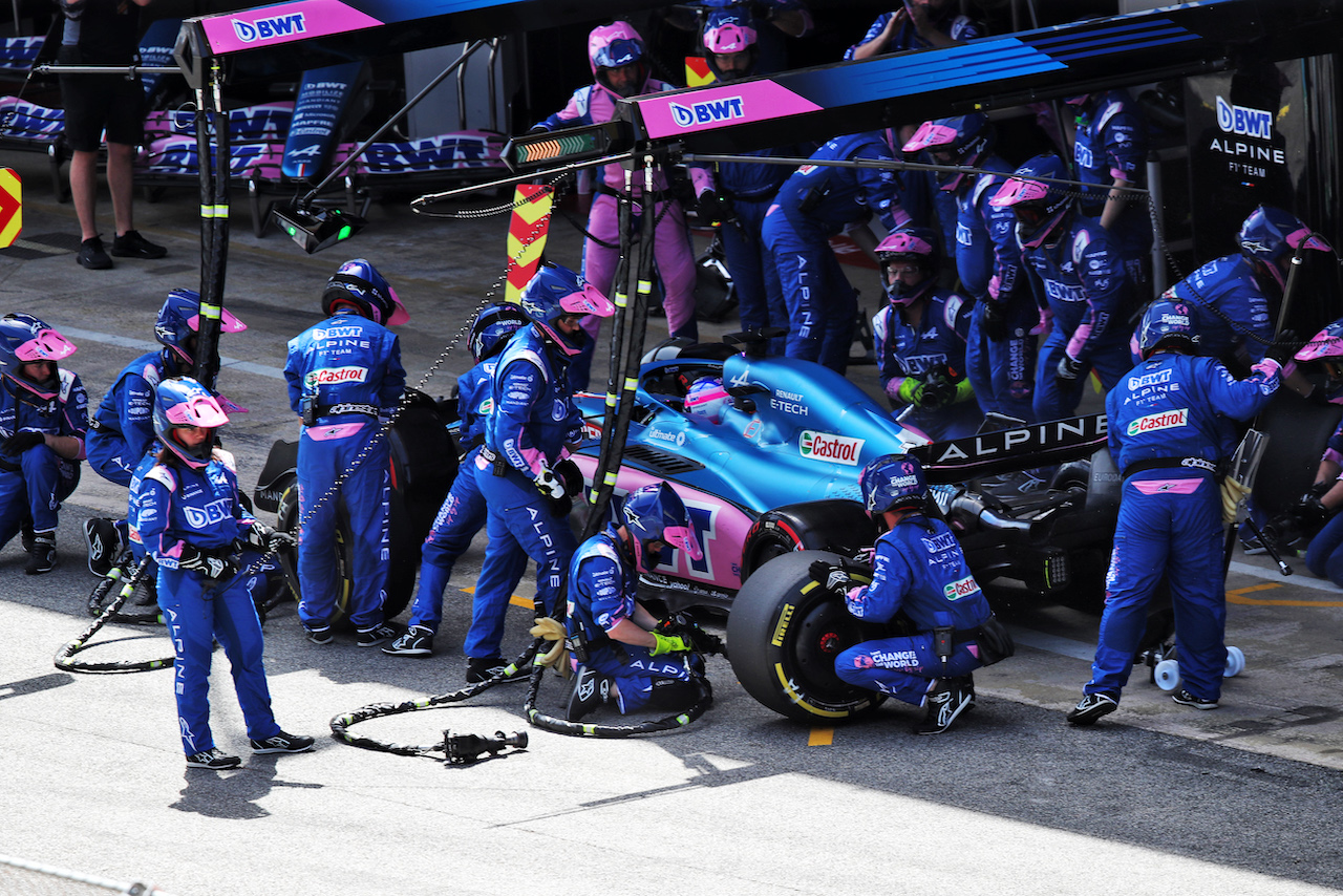 GP SPAGNA, Fernando Alonso (ESP) Alpine F1 Team A522 makes a pit stop.
22.05.2022. Formula 1 World Championship, Rd 6, Spanish Grand Prix, Barcelona, Spain, Gara Day.
 - www.xpbimages.com, EMail: requests@xpbimages.com © Copyright: Coates / XPB Images