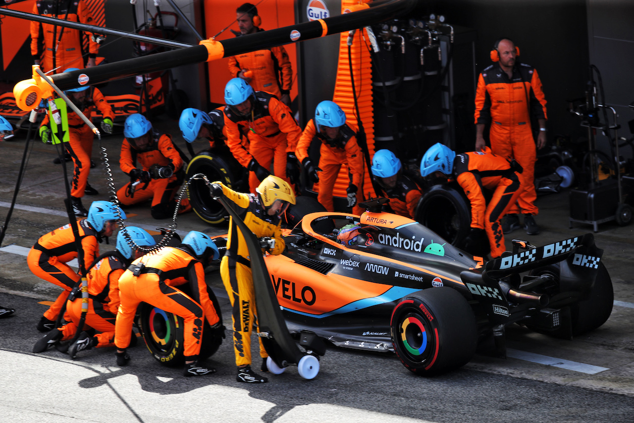 GP SPAGNA, Daniel Ricciardo (AUS) McLaren MCL36 makes a pit stop.
22.05.2022. Formula 1 World Championship, Rd 6, Spanish Grand Prix, Barcelona, Spain, Gara Day.
 - www.xpbimages.com, EMail: requests@xpbimages.com © Copyright: Coates / XPB Images