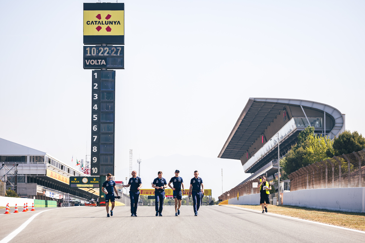 GP SPAGNA, Nicholas Latifi (CDN) Williams Racing walks the circuit with the team.
19.05.2022. Formula 1 World Championship, Rd 6, Spanish Grand Prix, Barcelona, Spain, Preparation Day.
- www.xpbimages.com, EMail: requests@xpbimages.com © Copyright: Bearne / XPB Images