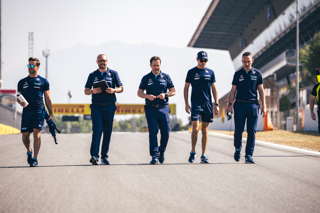 GP SPAGNA, Nicholas Latifi (CDN) Williams Racing walks the circuit with the team.
19.05.2022. Formula 1 World Championship, Rd 6, Spanish Grand Prix, Barcelona, Spain, Preparation Day.
- www.xpbimages.com, EMail: requests@xpbimages.com © Copyright: Bearne / XPB Images