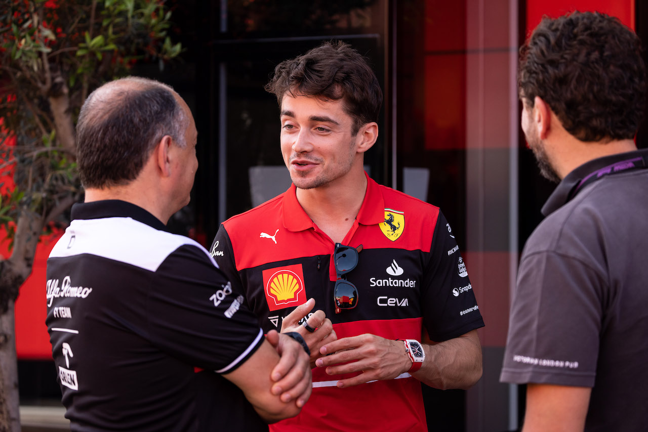 GP SPAGNA, Charles Leclerc (MON) Ferrari with Frederic Vasseur (FRA) Alfa Romeo F1 Team Team Principal.
19.05.2022. Formula 1 World Championship, Rd 6, Spanish Grand Prix, Barcelona, Spain, Preparation Day.
- www.xpbimages.com, EMail: requests@xpbimages.com © Copyright: Bearne / XPB Images