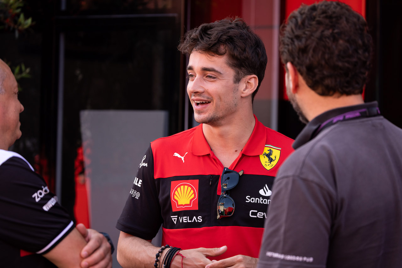 GP SPAGNA, Charles Leclerc (MON) Ferrari with Frederic Vasseur (FRA) Alfa Romeo F1 Team Team Principal.
19.05.2022. Formula 1 World Championship, Rd 6, Spanish Grand Prix, Barcelona, Spain, Preparation Day.
- www.xpbimages.com, EMail: requests@xpbimages.com © Copyright: Bearne / XPB Images