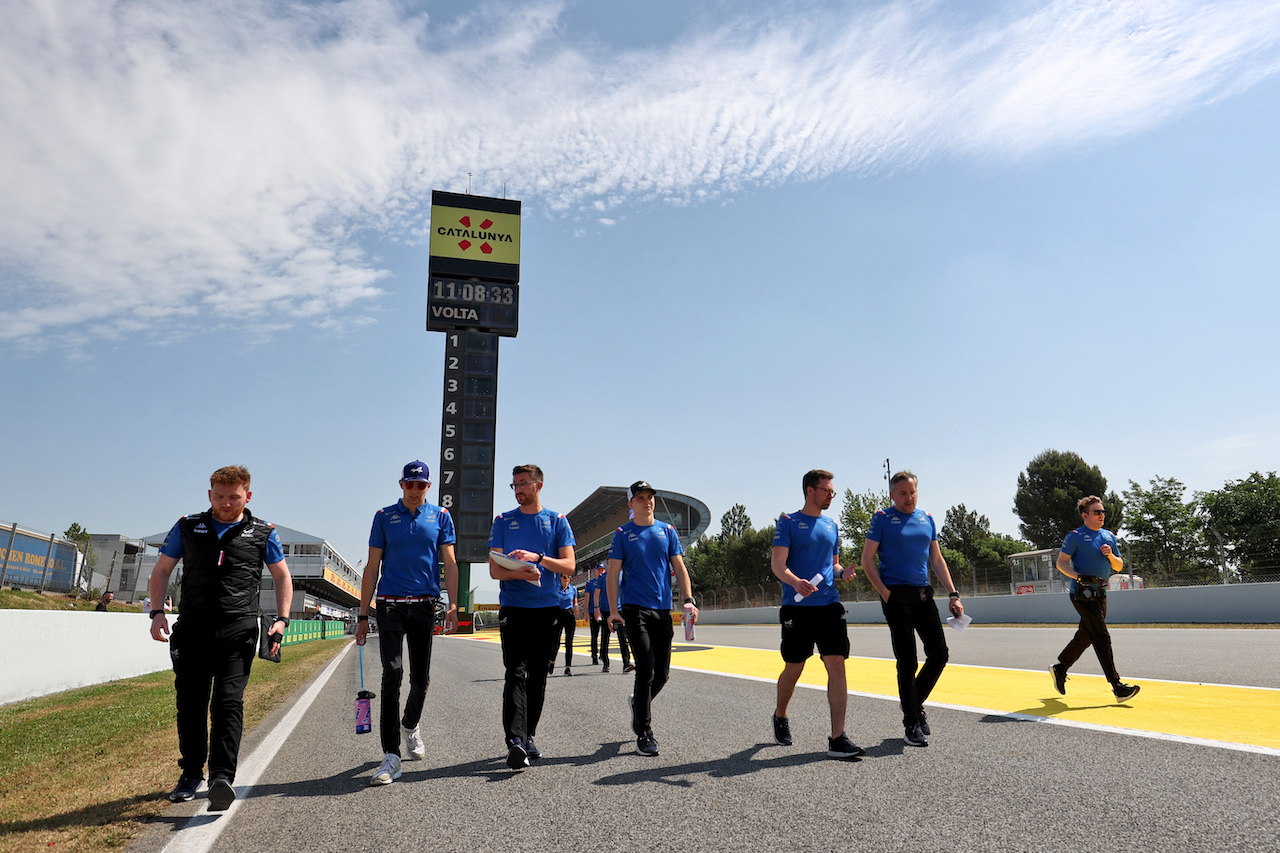 GP SPAGNA, Esteban Ocon (FRA) Alpine F1 Team walks the circuit with the team.
19.05.2022. Formula 1 World Championship, Rd 6, Spanish Grand Prix, Barcelona, Spain, Preparation Day.
- www.xpbimages.com, EMail: requests@xpbimages.com © Copyright: Charniaux / XPB Images
