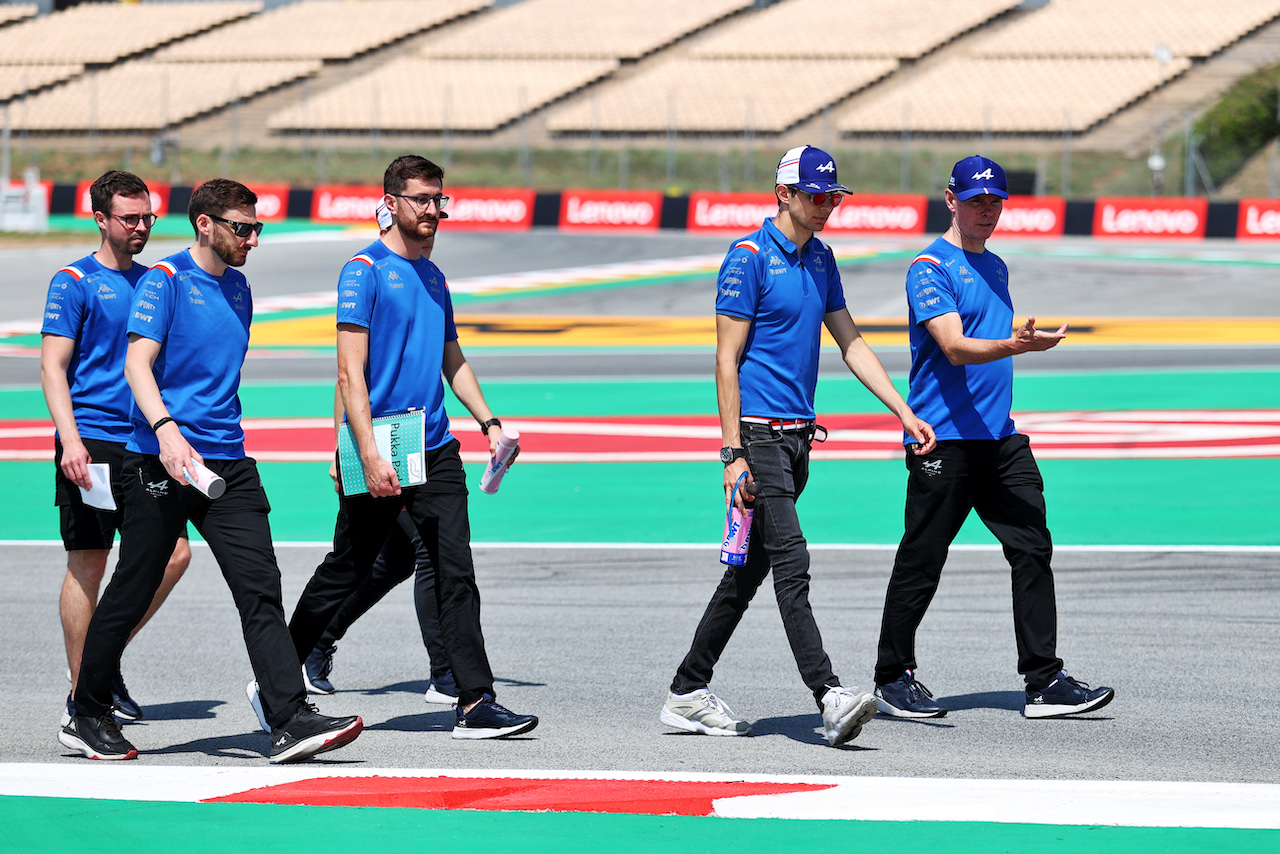 GP SPAGNA, Esteban Ocon (FRA) Alpine F1 Team walks the circuit with the team.
19.05.2022. Formula 1 World Championship, Rd 6, Spanish Grand Prix, Barcelona, Spain, Preparation Day.
- www.xpbimages.com, EMail: requests@xpbimages.com © Copyright: Charniaux / XPB Images