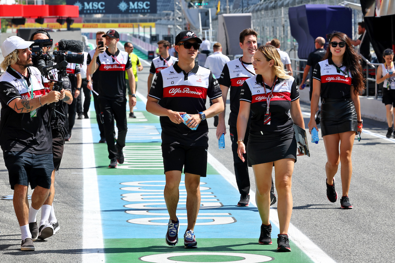 GP SPAGNA, Guanyu Zhou (CHN) Alfa Romeo F1 Team walks the circuit with Ruth Buscombe (GBR) Alfa Romeo F1 Team Trackside Strategy Engineer.
19.05.2022. Formula 1 World Championship, Rd 6, Spanish Grand Prix, Barcelona, Spain, Preparation Day.
- www.xpbimages.com, EMail: requests@xpbimages.com © Copyright: Batchelor / XPB Images