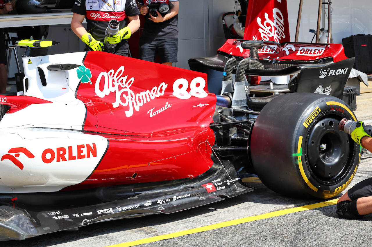 GP SPAGNA, Alfa Romeo F1 Team C42 floor e engine cover detail.
19.05.2022. Formula 1 World Championship, Rd 6, Spanish Grand Prix, Barcelona, Spain, Preparation Day.
- www.xpbimages.com, EMail: requests@xpbimages.com © Copyright: Batchelor / XPB Images