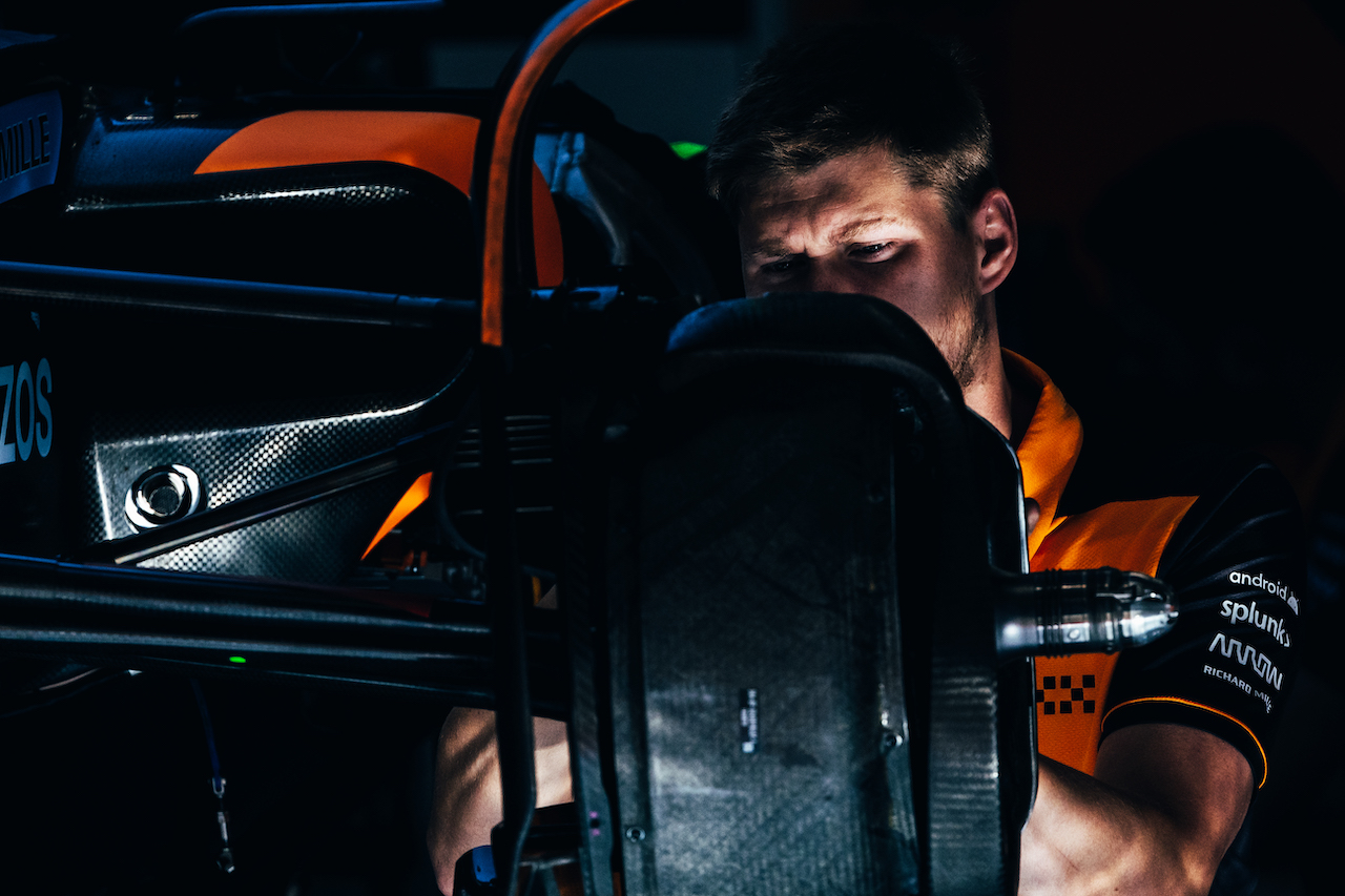 GP SPAGNA, McLaren MCL36 worked on by a mechanic.
19.05.2022. Formula 1 World Championship, Rd 6, Spanish Grand Prix, Barcelona, Spain, Preparation Day.
- www.xpbimages.com, EMail: requests@xpbimages.com © Copyright: Bearne / XPB Images