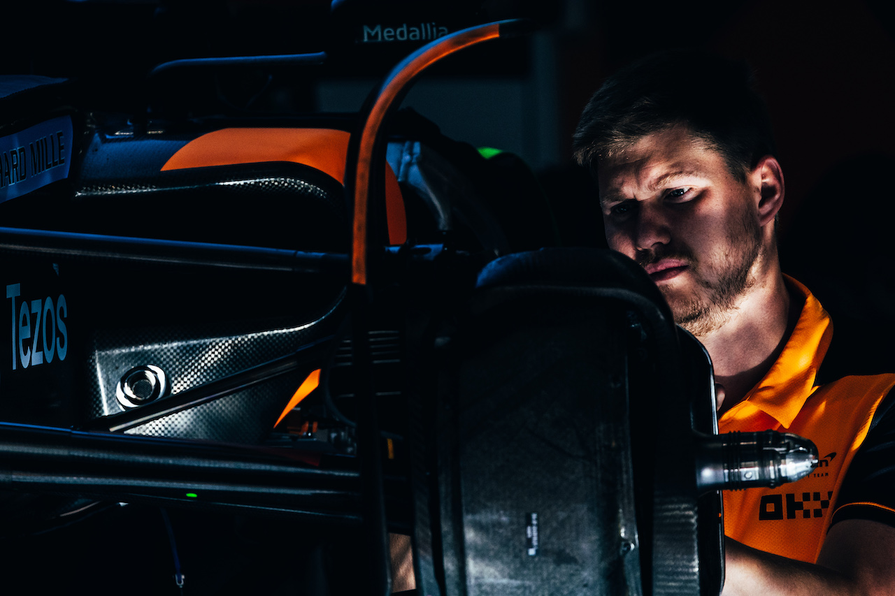 GP SPAGNA, McLaren MCL36 worked on by a mechanic.
19.05.2022. Formula 1 World Championship, Rd 6, Spanish Grand Prix, Barcelona, Spain, Preparation Day.
- www.xpbimages.com, EMail: requests@xpbimages.com © Copyright: Bearne / XPB Images