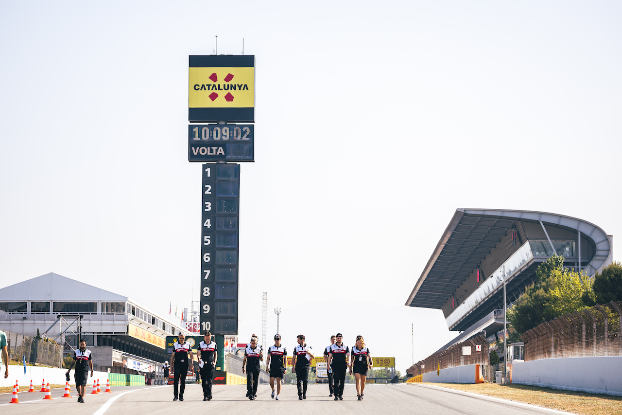 GP SPAGNA, Guanyu Zhou (CHN) Alfa Romeo F1 Team walks the circuit with the team.
19.05.2022. Formula 1 World Championship, Rd 6, Spanish Grand Prix, Barcelona, Spain, Preparation Day.
- www.xpbimages.com, EMail: requests@xpbimages.com © Copyright: Bearne / XPB Images