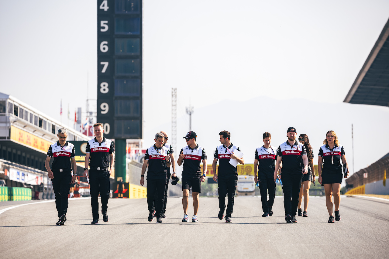 GP SPAGNA, Guanyu Zhou (CHN) Alfa Romeo F1 Team walks the circuit with the team.
19.05.2022. Formula 1 World Championship, Rd 6, Spanish Grand Prix, Barcelona, Spain, Preparation Day.
- www.xpbimages.com, EMail: requests@xpbimages.com © Copyright: Bearne / XPB Images