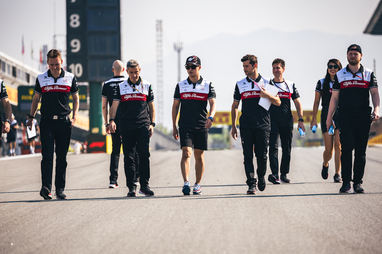GP SPAGNA, Guanyu Zhou (CHN) Alfa Romeo F1 Team walks the circuit with the team.
19.05.2022. Formula 1 World Championship, Rd 6, Spanish Grand Prix, Barcelona, Spain, Preparation Day.
- www.xpbimages.com, EMail: requests@xpbimages.com © Copyright: Bearne / XPB Images