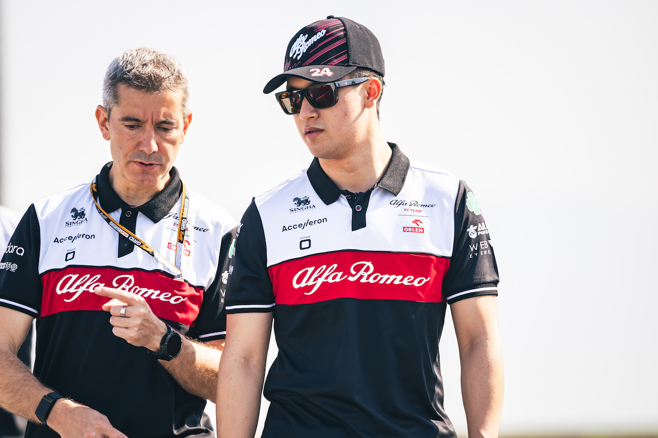 GP SPAGNA, Guanyu Zhou (CHN) Alfa Romeo F1 Team walks the circuit with the team.
19.05.2022. Formula 1 World Championship, Rd 6, Spanish Grand Prix, Barcelona, Spain, Preparation Day.
- www.xpbimages.com, EMail: requests@xpbimages.com © Copyright: Bearne / XPB Images