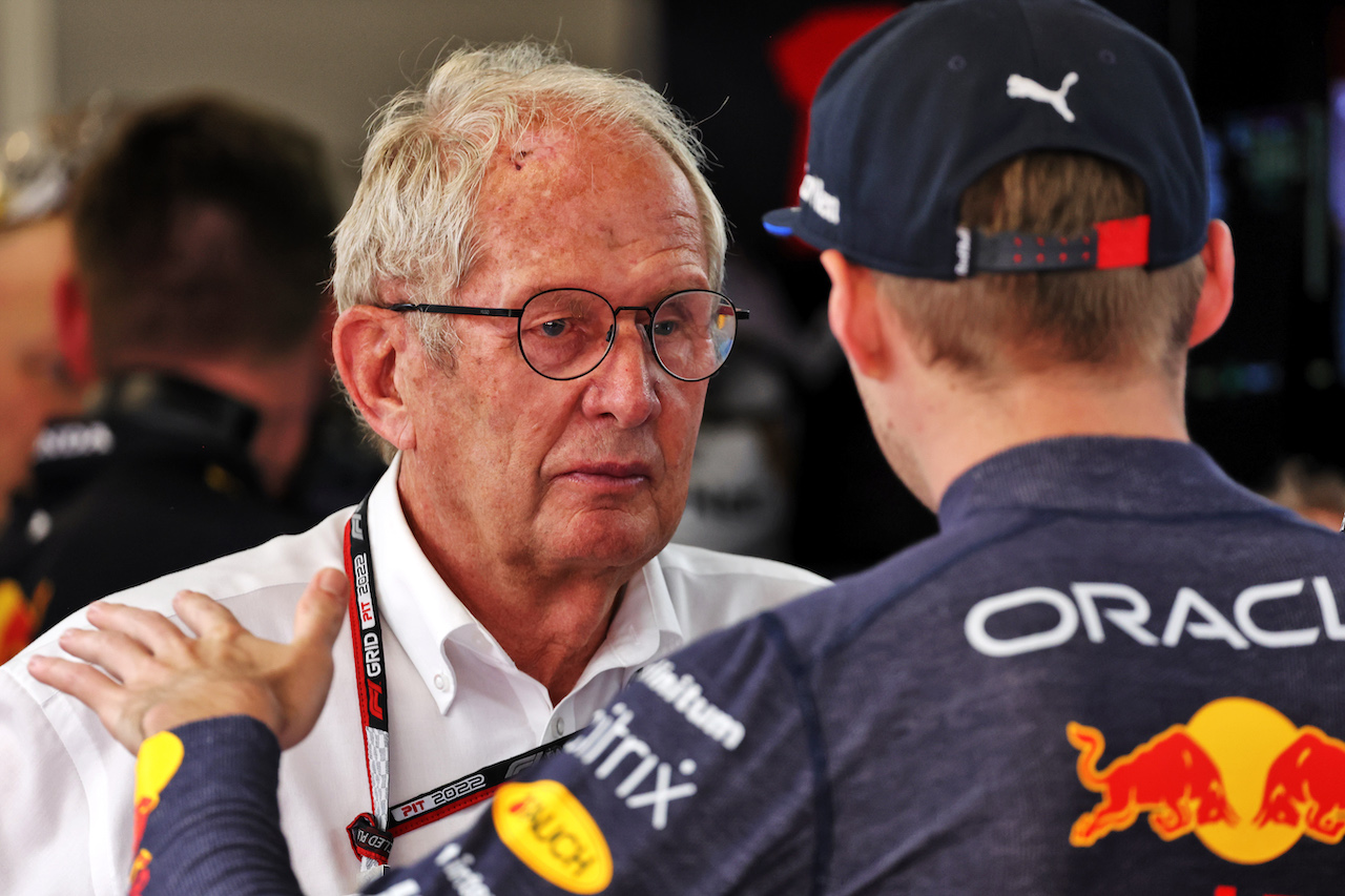 GP SPAGNA, (L to R): Dr Helmut Marko (AUT) Red Bull Motorsport Consultant e Max Verstappen (NLD) Red Bull Racing.
21.05.2022. Formula 1 World Championship, Rd 6, Spanish Grand Prix, Barcelona, Spain, Qualifiche Day.
- www.xpbimages.com, EMail: requests@xpbimages.com © Copyright: Bearne / XPB Images