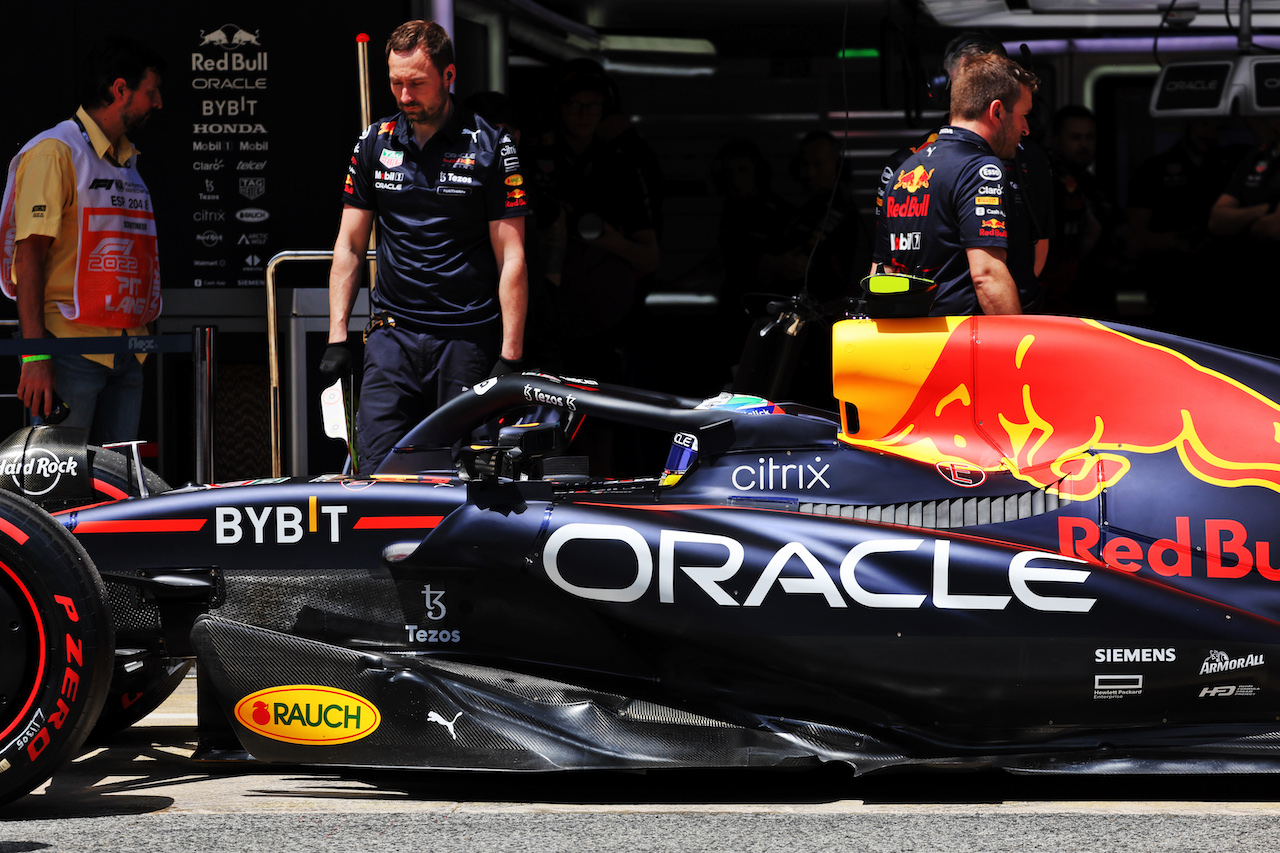 GP SPAGNA, Sergio Perez (MEX) Red Bull Racing RB18 in the pits.
21.05.2022. Formula 1 World Championship, Rd 6, Spanish Grand Prix, Barcelona, Spain, Qualifiche Day.
- www.xpbimages.com, EMail: requests@xpbimages.com © Copyright: Bearne / XPB Images