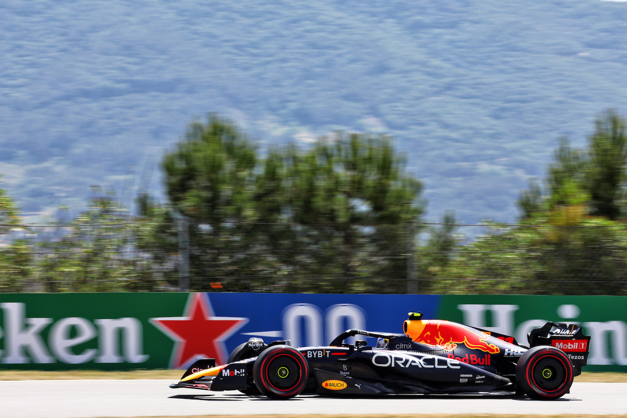 GP SPAGNA, Sergio Perez (MEX) Red Bull Racing RB18.
21.05.2022. Formula 1 World Championship, Rd 6, Spanish Grand Prix, Barcelona, Spain, Qualifiche Day.
- www.xpbimages.com, EMail: requests@xpbimages.com © Copyright: Batchelor / XPB Images