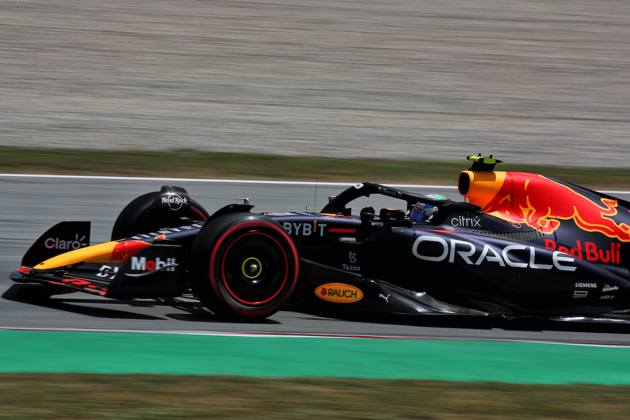 GP SPAGNA, Sergio Perez (MEX) Red Bull Racing RB18.
21.05.2022. Formula 1 World Championship, Rd 6, Spanish Grand Prix, Barcelona, Spain, Qualifiche Day.
 - www.xpbimages.com, EMail: requests@xpbimages.com © Copyright: Coates / XPB Images