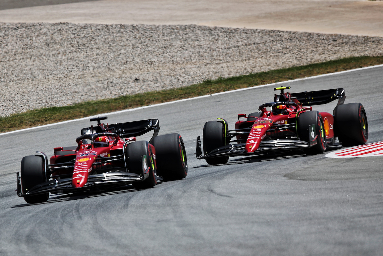 GP SPAGNA, Charles Leclerc (MON) Ferrari F1-75 e team mate Carlos Sainz Jr (ESP) Ferrari F1-75.
21.05.2022. Formula 1 World Championship, Rd 6, Spanish Grand Prix, Barcelona, Spain, Qualifiche Day.
 - www.xpbimages.com, EMail: requests@xpbimages.com © Copyright: Coates / XPB Images