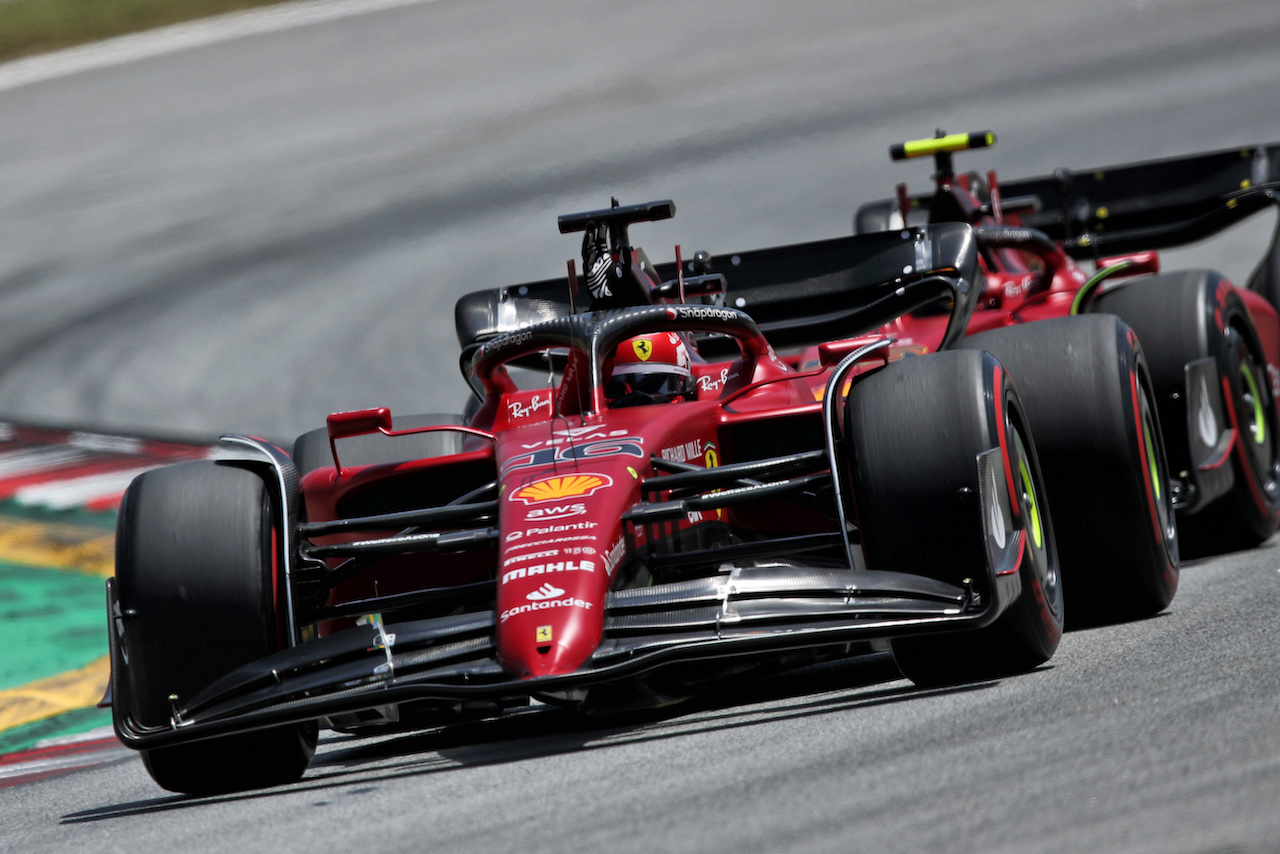 GP SPAGNA, Charles Leclerc (MON) Ferrari F1-75 e team mate Carlos Sainz Jr (ESP) Ferrari F1-75.
21.05.2022. Formula 1 World Championship, Rd 6, Spanish Grand Prix, Barcelona, Spain, Qualifiche Day.
 - www.xpbimages.com, EMail: requests@xpbimages.com © Copyright: Coates / XPB Images